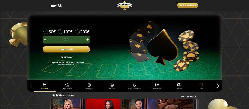 Kuvankaappaus Blackjack City Casinon etusivusta, näkyvissä Pay N Play -talletusikkuna, blackjackpöytä, pelikortteja ja pelimerkkejä sekä valikko ja pöytäpelien kuvakkeita