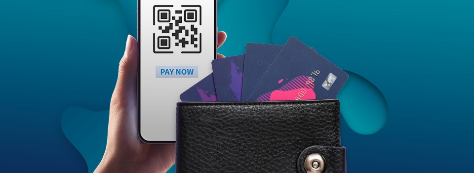 Lompakko, josta pilkistää kortteja, kädessä puhelin, jossa maksukoodi
