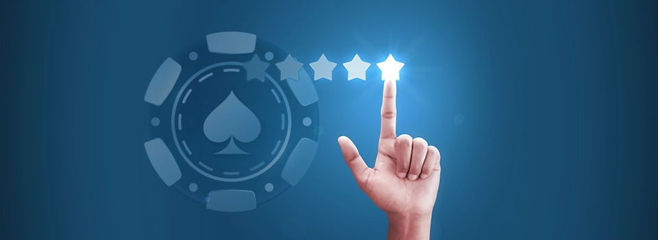 Nettikasinoiden arvostelukriteerit, kuvassa pelimerkki, 5 tähteä ja käsi