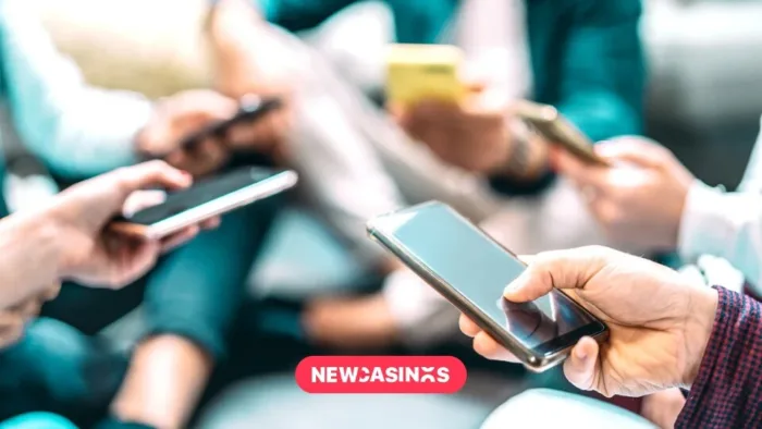 Why UK Gen Z Gamblers are Skipping Sport Bets and Going Straight to Slots Mobile phones being held by multiple people